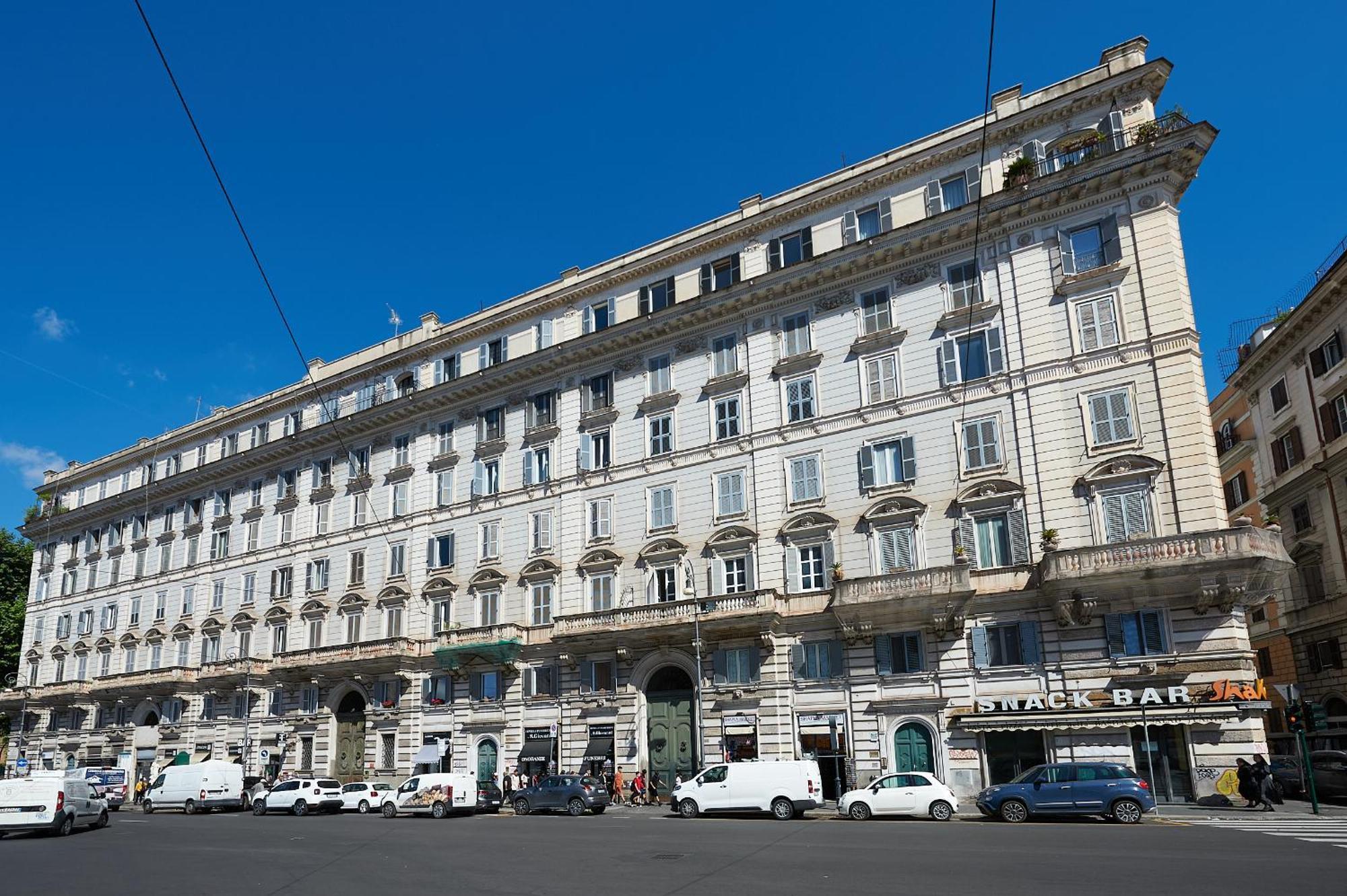Irex Shining Near Colosseo Roma